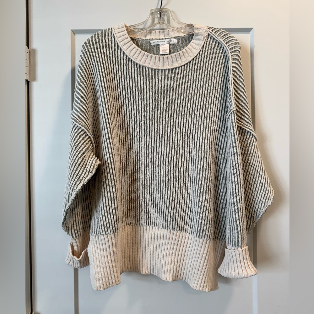 Alter’d State Sweater
Worn once
Size XS
Green
